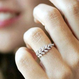 Lovely 925 Silver White Sapphire Leaf Ring
